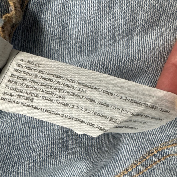 Hollister Women’s Xl but fits Large Light Wash Distressed Denim Jacket EUC - Picture 8 of 11